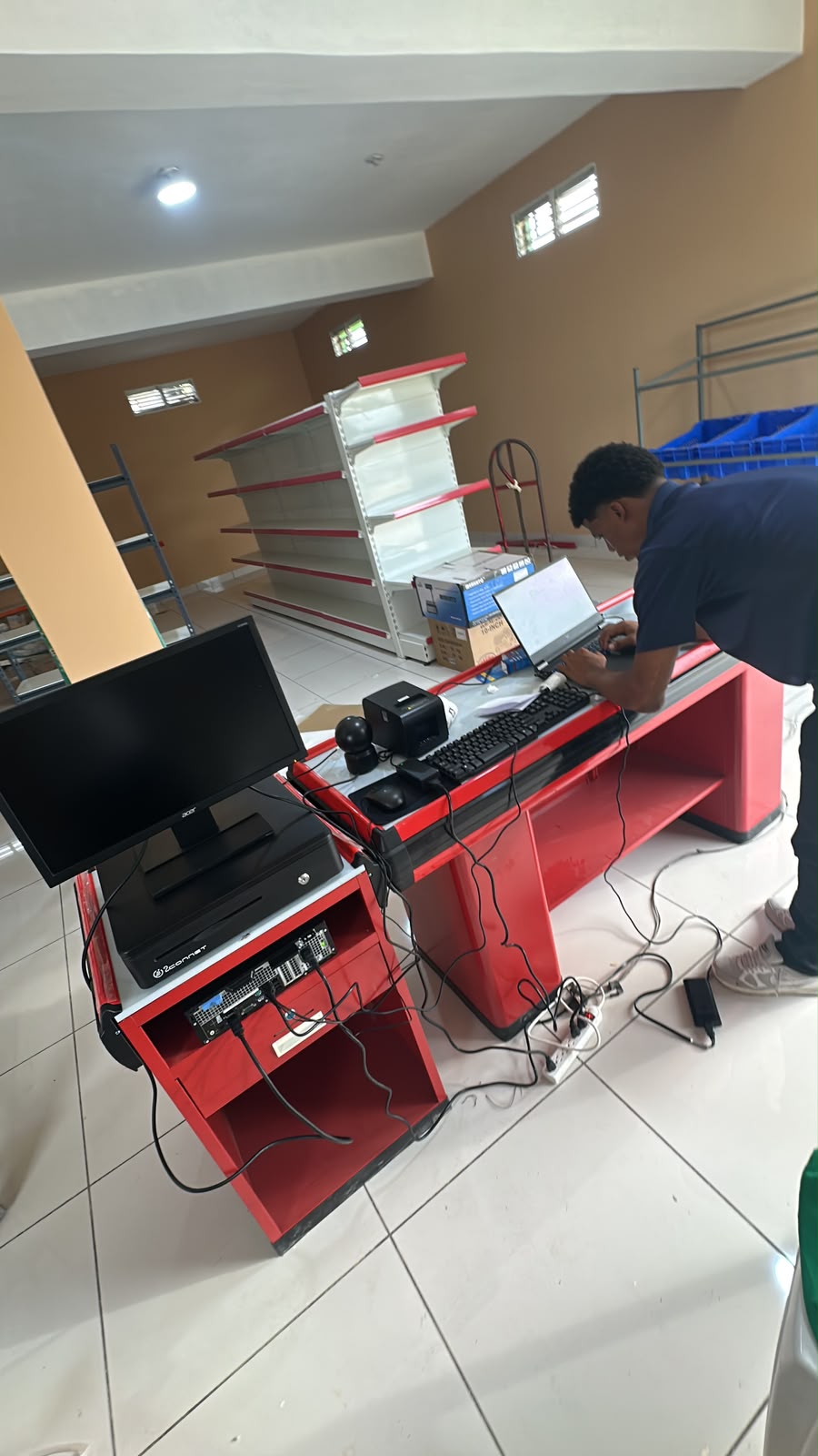 Técnico de JoFi instalando el equipo del punto de venta en una tienda antes de abrir